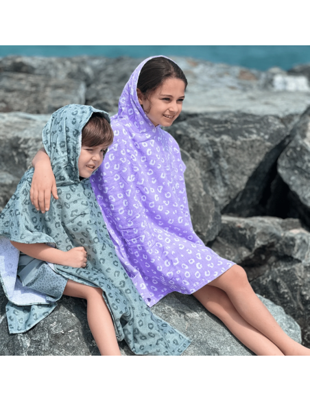 Poncho de Playa y Piscina Lila Panther Print - Estilo y Comodidad