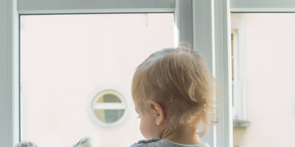 Prevención de caídas infantiles desde gran altura