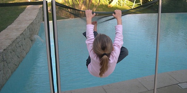 Vallas para piscinas ¿qué normativa de seguridad infantil deben cumplir?