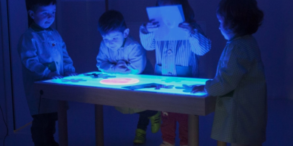 ¡Descubre el secreto de las mesas de luz que hará volar la imaginación de los peques!!