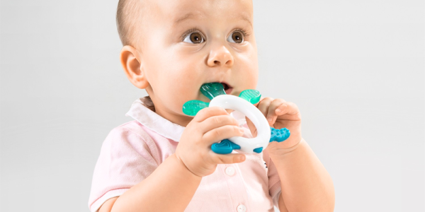 ¿Cómo reconocer y aliviar la salida de los dientes de tu bebé?