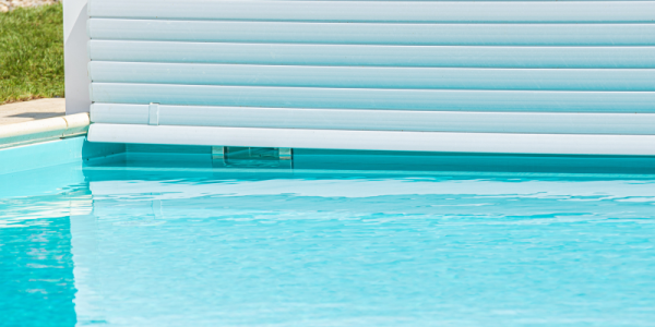 Descubre el riesgo oculto que hay detrás de los cobertores para piscina y los requisitos de seguridad infantil