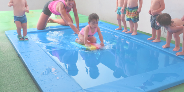 Piscinas de chapoteos y alfombra de juegos acuática. Divertirse y refrescarse sin riesgos