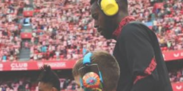 Dando visibilidad a los auriculares antiruido: El bonito gesto de Iñaki Williams y el Athletic con un peque con autismo 