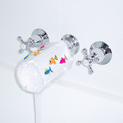 segurbaby.com protector baño bebé, seguridad baño bebé, protector de grifo, accesorios baño bebé, 