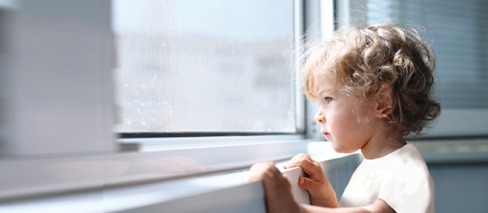 Bloqueo de la protección de las ventanas para niños. La protección de  seguridad de los cables evita que los niños abran la ventana. Prevención de  caídas de accidentes Fotografía de stock 