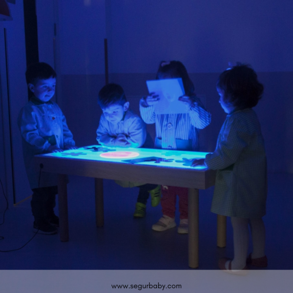 Mesa de luz montessori de madera para niños